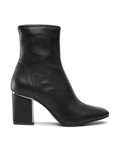 DKNY Botki Cavale K3214434 Czarny. Czarne botki damskie DKNY, ze skóry, bez obcasa, na słupku, bez zapięcia. Za 1,029.00 zł.