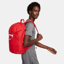 Plecak sportowy Nike Academy Team Backpack pojemność 30 L. Czerwone plecaki męskie Nike, bez wzorów, z materiału. Za 139.99 zł.