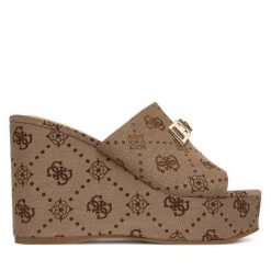 Klapki Guess. Brązowe klapki damskie Guess, z aplikacjami, bez obcasa. Za 549.99 zł.