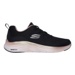 Tenisówki Skechers Model 150025s Kolor Czarny. Czarne trampki i tenisówki damskie Skechers, bez wzorów, z materiału. Za 299.99 zł.