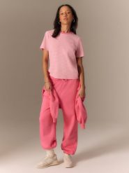 4F T-shirt regular damski - różowy XS. Czerwone t-shirty damskie 4f, xs, bez wzorów, z materiału, bez kołnierzyka. Za 69.99 zł.