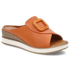 Klapki damskie Artiker, skórzane z broszką na koturnie z wygodnymi wkładkami, pomarańczowe, 56C2149. Brązowe broszki damskie Artiker. Za 149.00 zł.