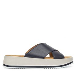 Klapki s.Oliver. Niebieskie klapki damskie S.Oliver, bez wzorów, bez obcasa. Za 339.99 zł.