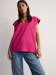 Bawełniany t-shirt - różowy. Czerwone t-shirty damskie Reserved, l, bez wzorów, z bawełny, bez kołnierzyka. W wyprzedaży za 29.99 zł.
