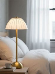 Lampka nocna LED z prążkowanym kloszem i złotą podstawą - biały. Białe koszule nocne damskie Sinsay, bez wzorów, prążkowane. Za 39.99 zł.