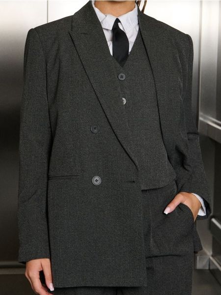 Żakiet dwurzędowy - szary. Szare marynarki i żakiety damskie Sinsay, l, bez wzorów. W wyprzedaży za 45.99 zł.