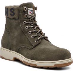 Kozaki TOMMY JEANS - Suede Boot EM0EM00235 Forest Night 307. Zielone buty zimowe męskie Tommy Jeans, z jeansu, bez zapięcia. W wyprzedaży za 339.00 zł.