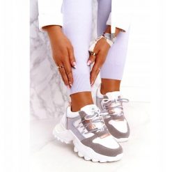 News Buty sportowe damskie sneakersy 21SP26-3973 białe. Białe buty sportowe na co dzień damskie bez wzorów, ze skóry. Za 61.34 zł.