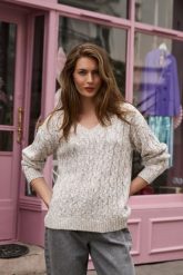 Sweter z dekoltem w serek beżowy. Brązowe swetry klasyczne damskie MOODO, l, z bawełny, bez kołnierzyka. Za 149.99 zł.