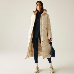 Płaszcz damski zimowy ocieplany Eloria. Białe płaszcze damskie Regatta, na zimę, bez wzorów, z puchu, eleganckie. W wyprzedaży za 504.50 zł.