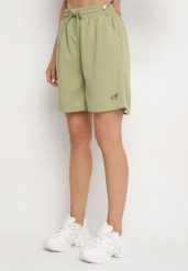 Zielone Szorty Bermudy w Sportowym Stylu z Kieszeniami Tezira. Zielone spodenki sportowe damskie Born2be, bez wzorów, eleganckie, z podwyższonym stanem. Za 34.99 zł.