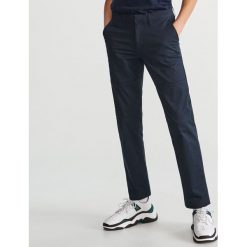 Bawełniane spodnie chino - Granatowy. Niebieskie spodnie materiałowe męskie Reserved, bez wzorów, z bawełny. Za 149.99 zł.