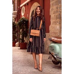 Elegancka sukienka w prążki s182. Czarne sukienki damskie Style, s, z aplikacjami, eleganckie, bez kołnierzyka, bez ramiączek. Za 199.00 zł.
