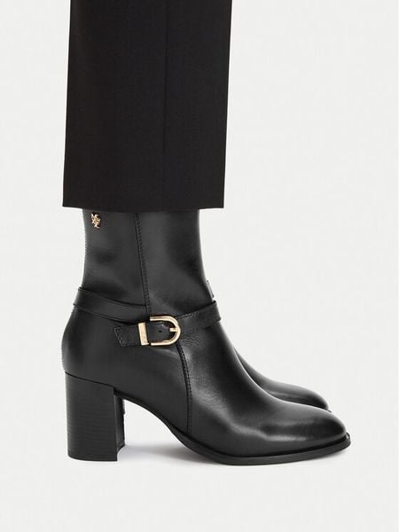 MEXX Botki EO-WI44-FARRAH-01 Czarny. Czarne botki damskie Mexx, bez obcasa, na słupku, bez zapięcia. Za 449.99 zł.