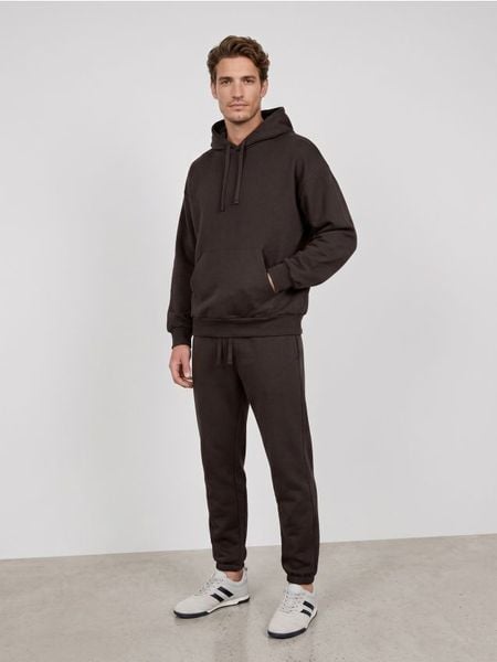 Bluza z kapturem comfort fit z domieszką bawełny - brązowy. Brązowe bluzy sportowe męskie Sinsay, l, z bawełny. Za 39.99 zł.