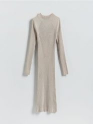 Prążkowana sukienka z wiskozą - beżowy. Brązowe sukienki damskie Reserved, l, bez wzorów, z dzianiny, bez kołnierzyka, bez ramiączek, dopasowane. Za 119.99 zł.