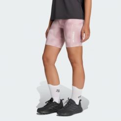 Obcisłe szorty Terrex Multi z nadrukiem, o długości wewnętrznej strony nogawki. Fioletowe szorty damskie Adidas, bez wzorów, z dzianiny. Za 279.00 zł.