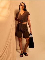 Eleganckie szorty - brązowy. Brązowe szorty damskie Sinsay, bez wzorów, eleganckie. Za 49.99 zł.