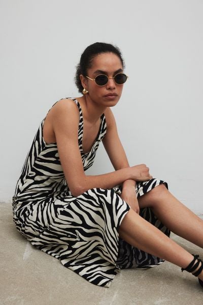Sukienka na ramiączkach w print, w kolorze BLACK & BEIGE- ILUSION-XL. Brązowe sukienki damskie Marsala, na co dzień, na lato, m, bez wzorów, z jeansu, eleganckie, bez kołnierzyka, bez ramiączek, maxi, proste. Za 319.90 zł.
