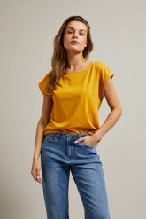T-shirt z okrągłym dekoltem musztardowy. T-shirty damskie MOODO, s, bez wzorów, z bawełny, bez kołnierzyka. W wyprzedaży za 19.99 zł.
