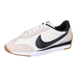 Buty do chodzenia damskie Nike W Pacific. Białe obuwie do biegania damskie Nike. Za 346.55 zł.