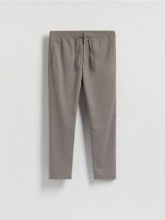 Spodnie joggery - brązowy. Brązowe spodnie materiałowe męskie Reserved, bez wzorów, z tkaniny. Za 139.99 zł.