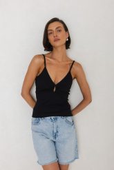 TOP GIGI CZARNY XS - Flawless. Czarne topy damskie Flawless, l, bez wzorów, z bawełny, bez kołnierzyka. Za 167.00 zł.