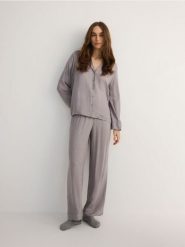 Dwuczęściowa piżama z wiskozy - jasnoszary. Szare piżamy damskie Reserved, l, bez wzorów, z wiskozy, bez ramiączek. W wyprzedaży za 59.99 zł.