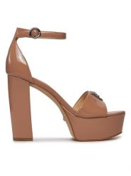 Guess Sandały Seton FLPSET PAT03 Beżowy. Brązowe sandały damskie Guess, z aplikacjami, z lakierowanej skóry, bez obcasa, na słupku. Za 669.99 zł.