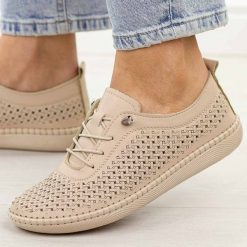 Beżowe ażurowane skórzane półbuty damskie T.Sokolski 2023-1. Brązowe półbuty damskie Sokolski, bez wzorów, z jeansu, klasyczne, z okrągłym noskiem, bez obcasa, na płaskiej podeszwie. Za 249.00 zł.