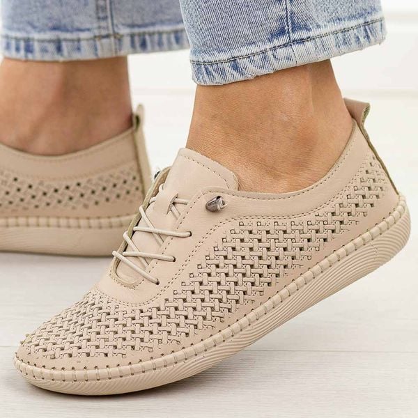 Beżowe ażurowane skórzane półbuty damskie T.Sokolski 2023-1. Brązowe półbuty damskie Sokolski, bez wzorów, z jeansu, klasyczne, z okrągłym noskiem, bez obcasa, na płaskiej podeszwie. Za 249.00 zł.