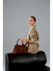 Vince Camuto Torebka "Vittoria Mini" w kolorze jasnobrązowym - 29 x 14 x 18,5 cm rozmiar: onesize. Brązowe torebki klasyczne damskie Vince Camuto, bez wzorów, z materiału, bez dodatków. Za 143.90 zł.