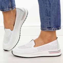 Białe ażurowe skórzane półbuty damskie Filippo Dp7611/26. Białe półbuty damskie Filippo, w ażurowe wzory, z jeansu, casualowe, z okrągłym noskiem, bez obcasa, na płaskiej podeszwie. Za 199.00 zł.