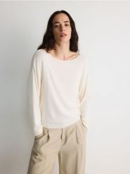 Sweter z wiskozą - kremowy. Białe swetry klasyczne damskie Reserved, l, z dzianiny, bez kołnierzyka. W wyprzedaży za 59.99 zł.