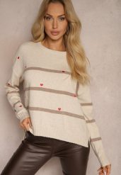 Beżowy Sweter w Paski Ozdobiony Haftowanymi Sercami Nerissea. Brązowe swetry klasyczne damskie Renee, bez kołnierzyka. Za 79.99 zł.
