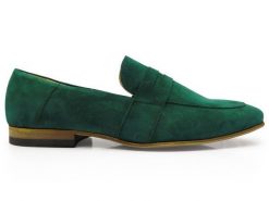 Zielone zamszowe loafersy - wsuwane buty męskie Penny Loafers T116. Zielone buty wizytowe męskie Modini Moda Męska, z gumy, bez zapięcia. W wyprzedaży za 297.00 zł.