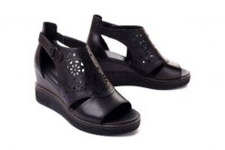 TAMARIS 28003-20 001 black, sandały damskie. Czarne sandały damskie Tamaris, bez wzorów, z gumy, bez obcasa, na koturnie. Za 233.94 zł.