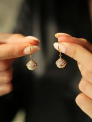 Pierres delicates Pozłacane kolczyki z perłami i cyrkoniami rozmiar: onesize. Białe kolczyki damskie Pierres delicates, z cyrkonią, pozłacane, z zapięciem typu bigiel. Za 83.81 zł.