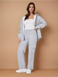 Spodnie dresowe - szary. Szare spodnie sportowe damskie Sinsay, l, z dresówki. Za 49.99 zł.