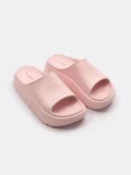 Gładkie klapki - różowy. Czerwone klapki damskie Sinsay, bez wzorów, bez obcasa. Za 39.99 zł.