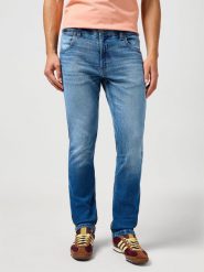 WRANGLER MĘSKIE SPODNIE JEANSOWE WRANGLER GREENSBORO MID AUTHENTIC WASH 112362443. Spodnie materiałowe męskie Wrangler, bez wzorów, z jeansu. Za 219.99 zł.