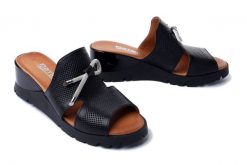 ARTIKER RELAKS 52C0514 czarny, klapki damskie. Czarne klapki damskie Artiker Relaks, bez wzorów, ze skóry, bez obcasa, na koturnie. Za 119.94 zł.