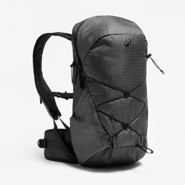 Plecak turystyczny Quechua MH500 Light 15 l. Czarne plecaki damskie QUECHUA, bez wzorów, z materiału. Za 199.99 zł.