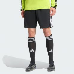 Spodenki Referee 26. Białe szorty męskie Adidas, bez kołnierzyka. Za 157.30 zł.