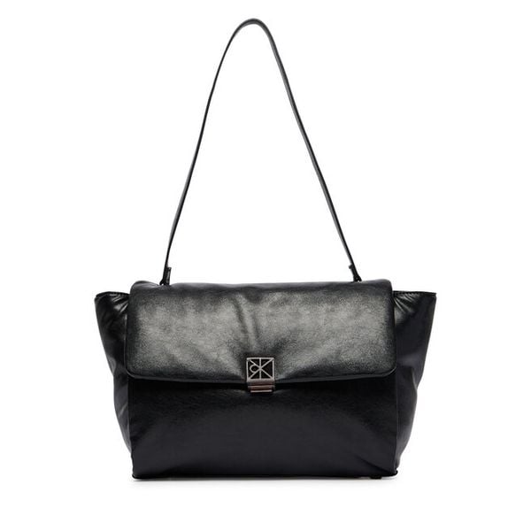 Torebka Calvin Klein. Czarne torebki klasyczne damskie CALVIN KLEIN, bez wzorów, bez dodatków. Za 649.99 zł.