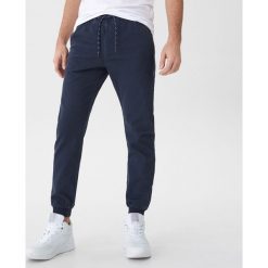 Spodnie typu jogger - Granatowy. Niebieskie spodnie materiałowe damskie House, bez wzorów. Za 99.99 zł.