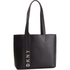 Torebka DKNY - Bedford Lg Tote R83AH641 Black/Silver BSV. Czarne torebki klasyczne damskie DKNY, bez wzorów, ze skóry, bez dodatków. W wyprzedaży za 609.00 zł.