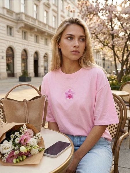 Bawełniana koszulka z motywem kwiatowym - różowy. Czerwone t-shirty damskie Sinsay, l, bez wzorów, z bawełny, bez kołnierzyka. Za 25.99 zł.