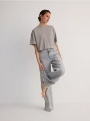 T-shirt z aplikacją - jasnoszary. Szare t-shirty damskie Reserved, l, z aplikacjami, z bawełny, bez kołnierzyka. W wyprzedaży za 19.99 zł.