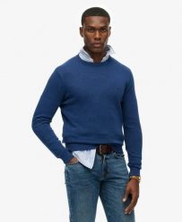 Superdry Essentials Cotton Jumper – Sweter z bawełny organicznej, relaxed fit. Niebieskie swetry męskie Superdry., uniwersalny, bez wzorów, z bawełny, bez kołnierzyka. Za 280.80 zł.